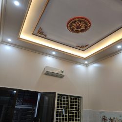 Trần Giật Cấp Màu Gỗ Sáng Cách Điệu Phào Pu Dát Vàng Gỗ