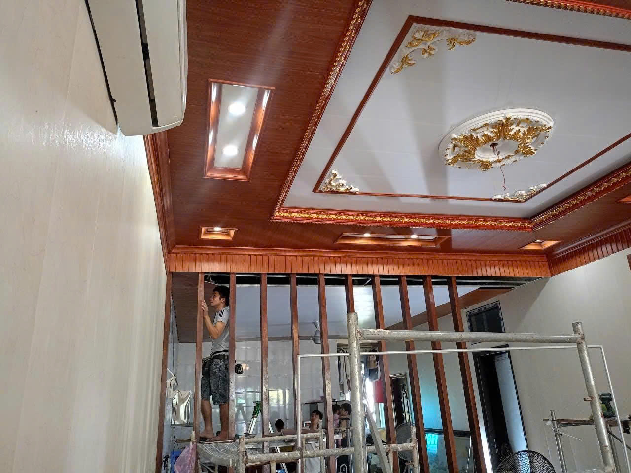 Trần Dát Vàng Gỗ Lam Cột Cầu Thang
