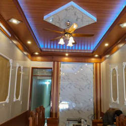 Trần nhựa giả gỗ giật cấp hiện đại