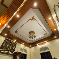 Trần Nhựa Giả Gỗ Giật Cấp Hiện Đại Kết Hợp Trơn Phẳng