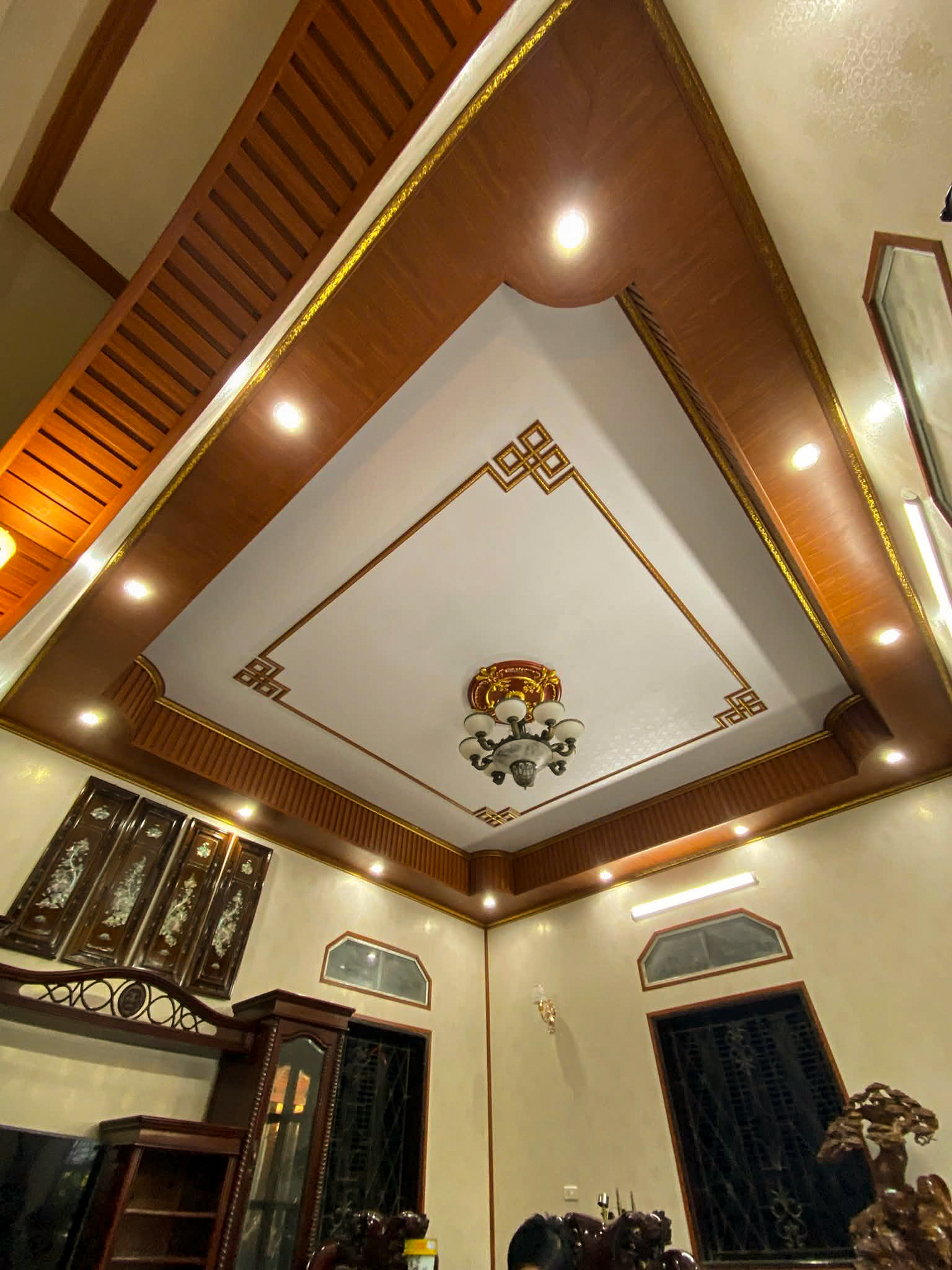 Trần Nhựa Giả Gỗ Giật Cấp Hiện Đại Kết Hợp Trơn Phẳng
