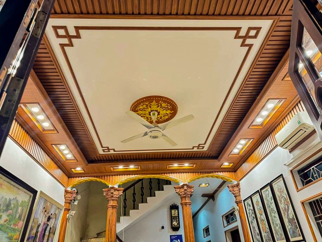 Trần Nhựa Giả Gỗ Giật Cấp Hiện Đại Kết Hợp Mâm Trần Mạ Vàng